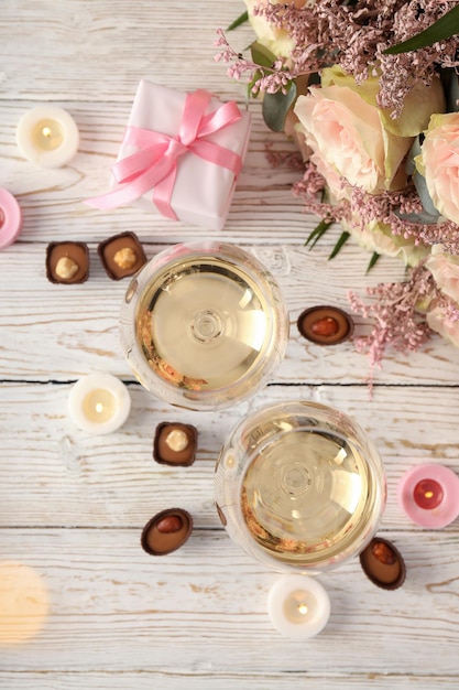 Composition de la Saint-Valentin heureuse sur fond de bois blanc