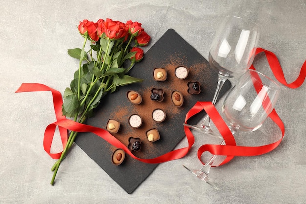 Composition de la Saint-Valentin heureuse sur fond texturé gris