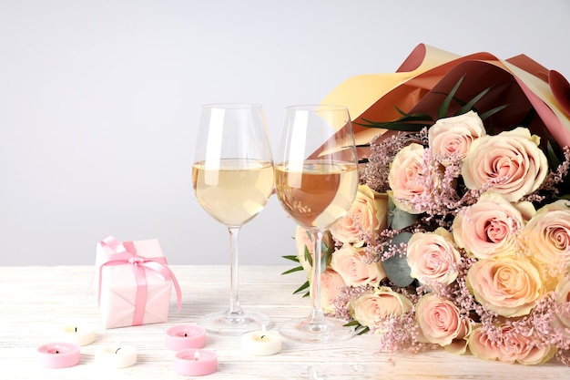 Composition de la Saint-Valentin heureuse sur une table en bois blanche