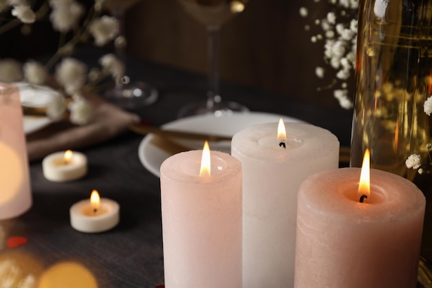 Composition de la Saint-Valentin heureuse sur une table en bois foncé