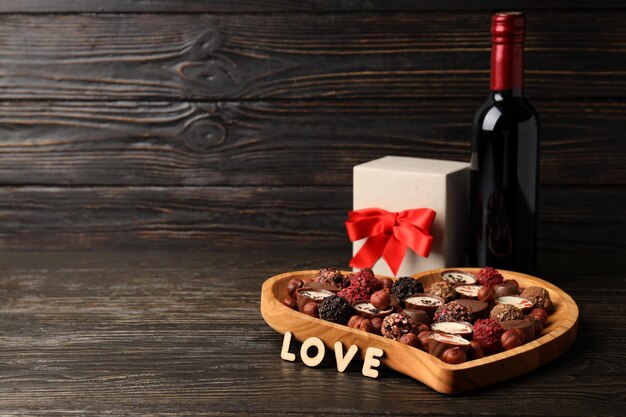 Composition de la Saint-Valentin heureuse sur une table en bois foncé