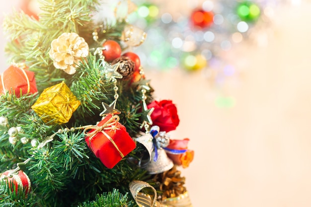 Composition avec sapin de décorations de Noël sur fond blanc