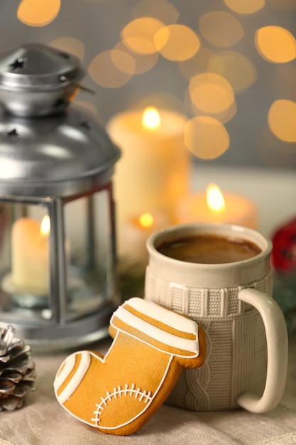 Composition de savoureux biscuits en pain d'épice, tasse et décor de Noël