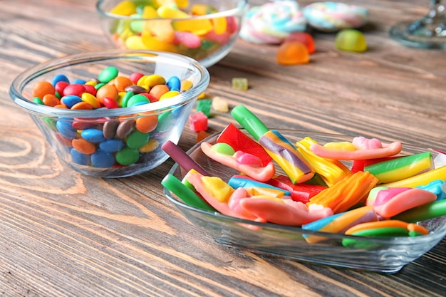 Composition avec de savoureux bonbons colorés sur fond de bois agrandi