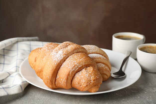 Composition, à, savoureux, croissants, sur, gris, table, grand plan