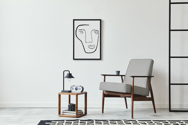 Composition scandinave élégante de salon avec fauteuil design tapis cadre noir tabouret en bois horloge décoration loft mur et accessoires personnels dans une décoration moderne