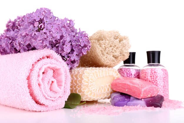 Composition avec serviettes de traitement spa et fleurs lilas isolées sur blanc