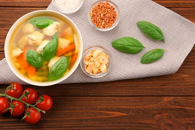 Composition avec soupe de dinde maison dans un bol sur table en bois