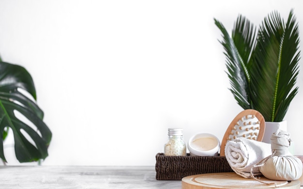 Composition de spa avec des articles de soins sur un fond clair