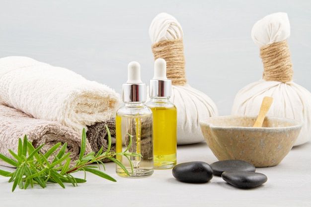 Composition de spa et bien-être avec sérum, serviettes et produits de beauté