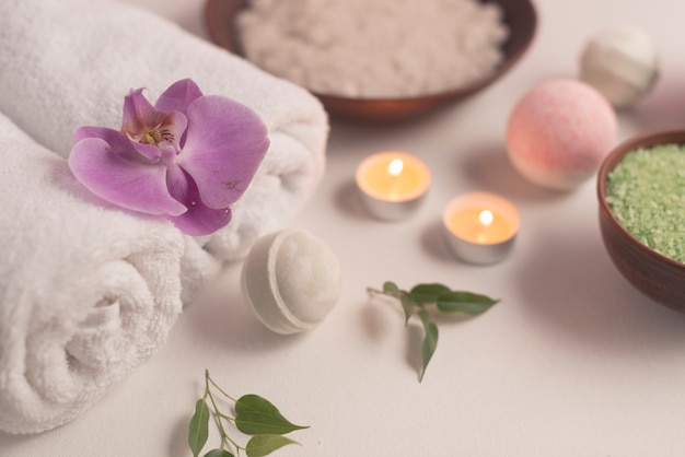 Photo composition de spa avec des bombes de bain et des bougies allumées