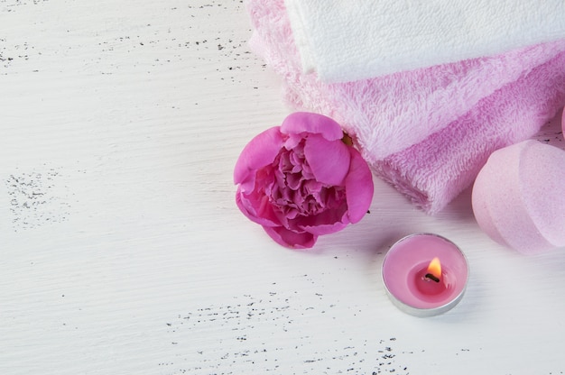 Composition SPA avec bombes de bain et pivoine rose