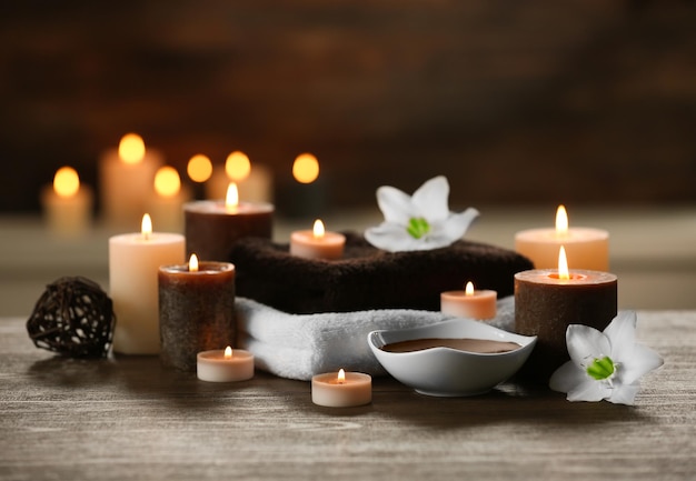 Composition de spa avec des bougies sur fond brun