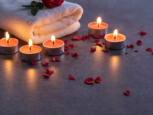 Composition de spa de bougies et de rose.