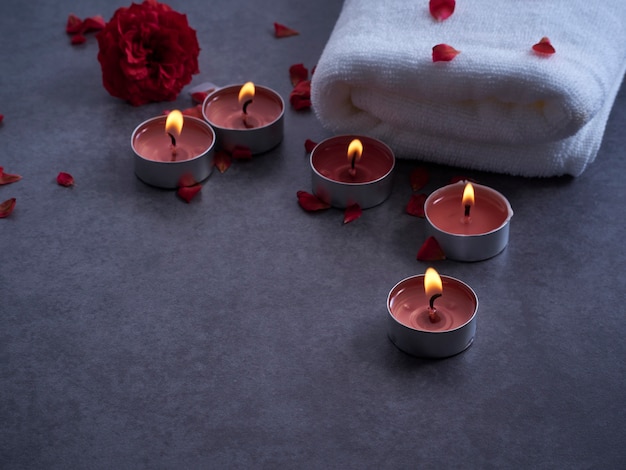 Composition de spa de bougies et de rose.