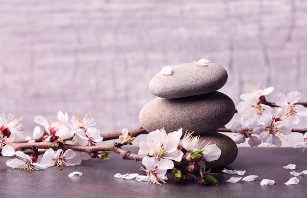 Composition de spa avec des branches en fleurs sur une table en bois