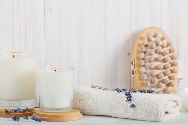 Composition de spa sur fond en bois blanc