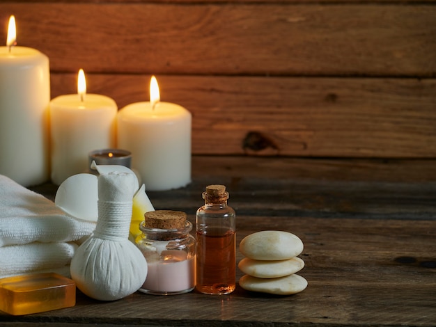 Composition de spa sur mur en bois.