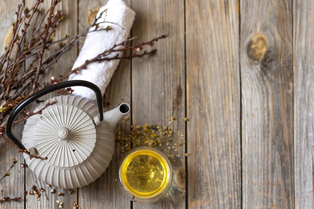 Composition de spa de style rustique avec une théière et du thé sur une surface en bois.