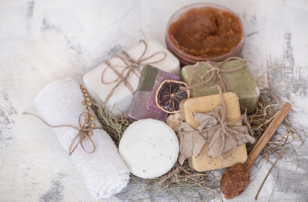 composition de spa sur une table en bois