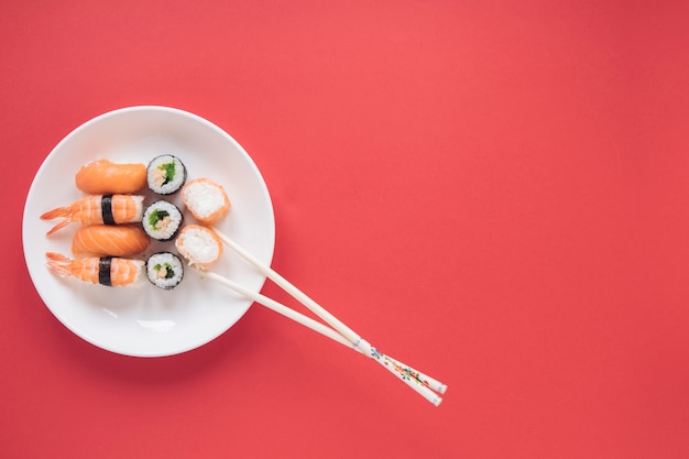 Composition de sushi laïque plat avec fond