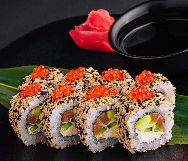 Composition de sushis au sésame et au thon