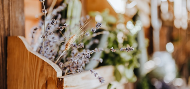 Composition De Table De Cuisine Rustique En Bois à L'extérieur Avec Décor De Plantes De Lavande, Légumes. Maison De Campagne En été