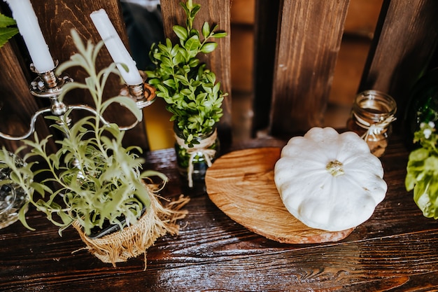 Composition de table de cuisine rustique en bois à l'extérieur avec décor de plantes, légumes. Maison de campagne en été