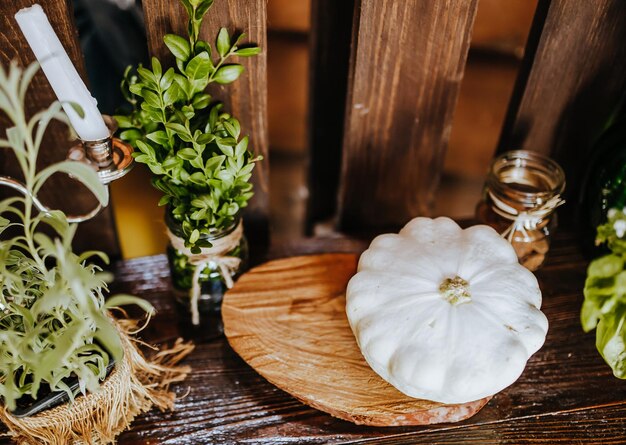 Composition de table de cuisine rustique en bois à l'extérieur avec décor de plantes légumes Maison de campagne en été