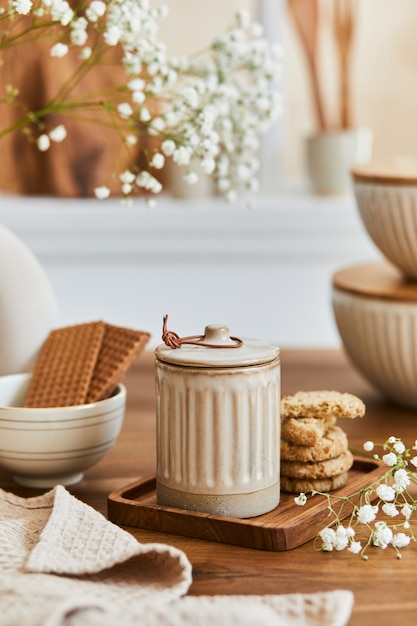 Composition de table à manger élégante avec une vaisselle élégante et une belle cuisine et des accessoires personnels. La beauté dans les détails. Modèle.