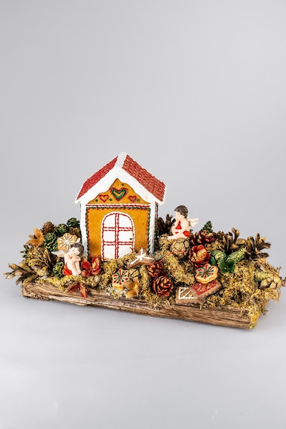 Composition de table de Noël. Belle décoration. Arbres de Noël, bougies, étoiles, lumières et accessoires élégants. Joyeux Noël et joyeuses fêtes, modèle.