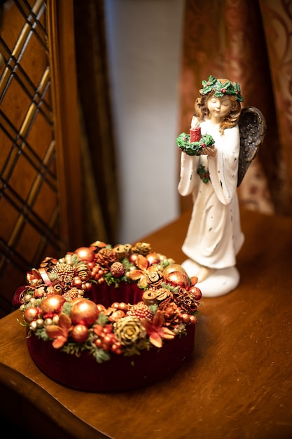 Composition de table de Noël. Belle décoration. Arbres de Noël, bougies, étoiles, lumières et accessoires élégants. Joyeux Noël et joyeuses fêtes, modèle.