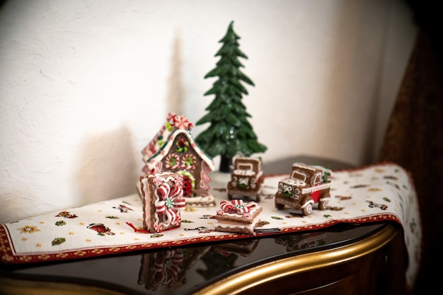 Composition de table de Noël. Belle décoration. Arbres de Noël, bougies, étoiles, lumières et accessoires élégants. Joyeux Noël et joyeuses fêtes, modèle.