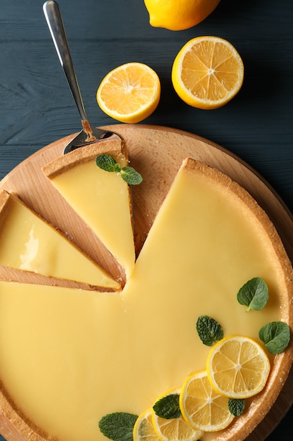 Composition avec tarte au citron sur fond de bois, vue de dessus