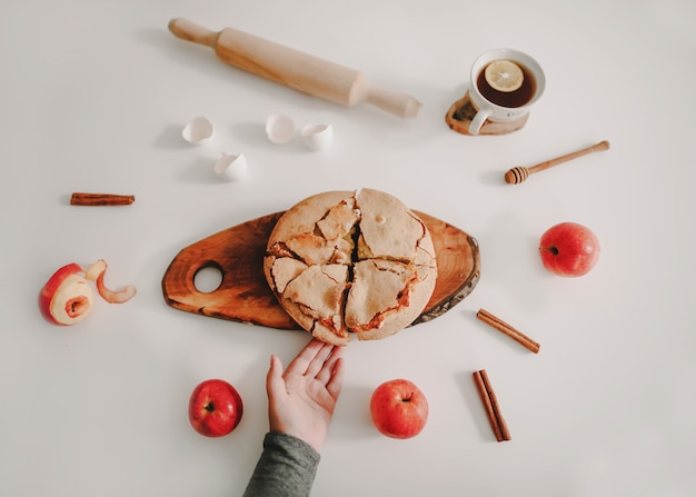 Composition avec une tarte aux pommes fraîchement cuite avec des ingrédients