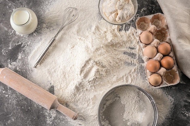 Composition avec tas de farine sur table de cuisine