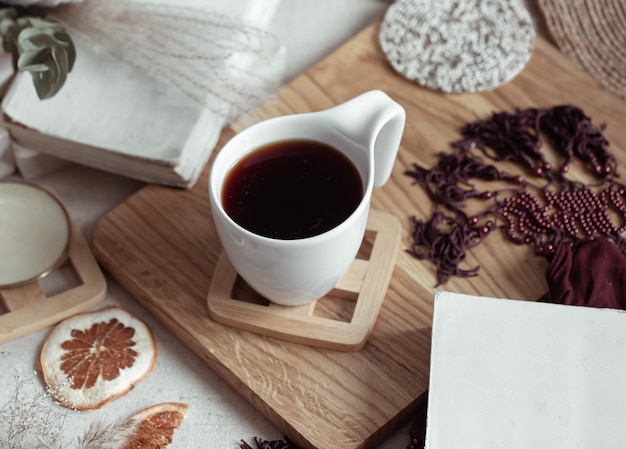 Composition avec une tasse de boisson chaude parmi de belles petites choses. Concept de confort à la maison.