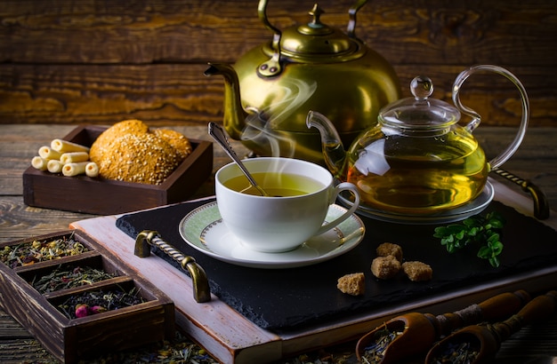 Composition de thé chaud et d'épices aromatiques