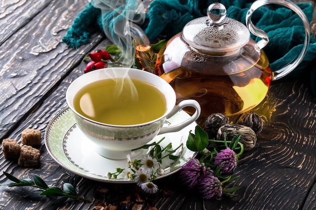 Composition de thé chaud et d'épices aromatiques