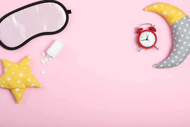 Photo composition sur le thème de l'insomnie sur fond coloré