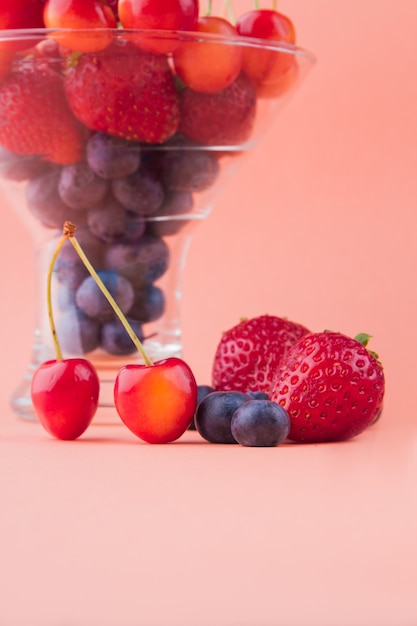 Composition de tir vertical de délicieux fruits crus frais