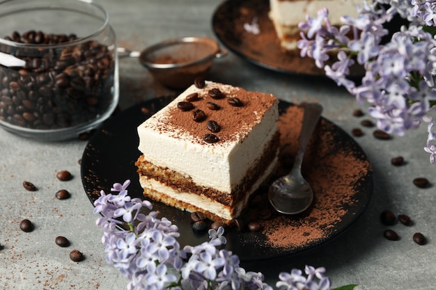 Composition avec tiramisu savoureux et lilas.