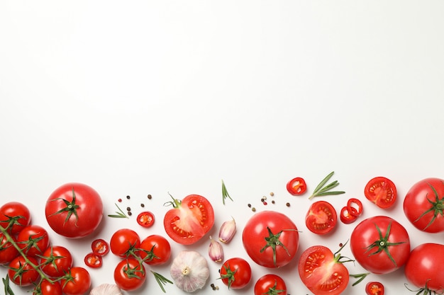 Composition avec tomates et ingrédients sur fond blanc, vue de dessus