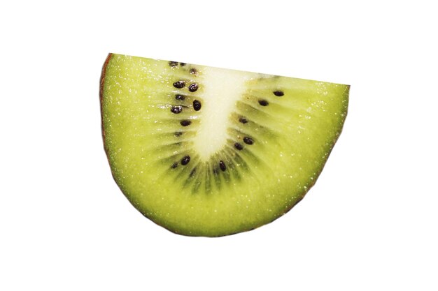 Composition avec tranche de kiwi sur un fond blanc isolé