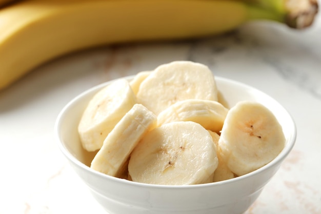 Composition avec des tranches de banane sucrée, vue de dessus avec un espace pour le texte. Fruits secs comme collation saine. Petit-déjeuner sain