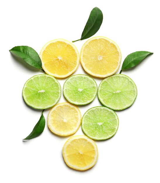 Composition avec des tranches de citron et de citron vert sur fond blanc