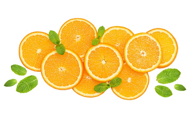 composition de tranches de fruits orange et de feuilles de menthe