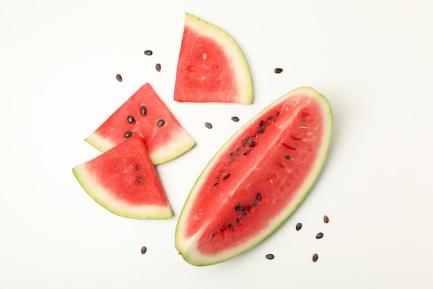 Composition avec des tranches de pastèque sur blanc. Fruit d'été