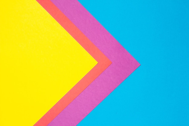Composition avec triangle de feuilles bleu, violet, rouge et jaune