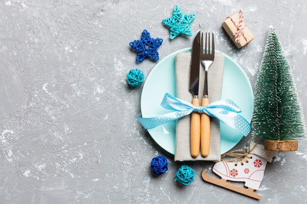 Composition de vacances du dîner de Noël sur fond de ciment.